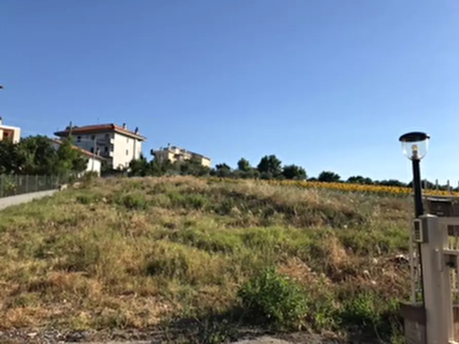 Immagine 1 di Terreno in vendita  a Senigallia