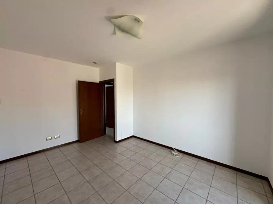 Immagine 11 di Appartamento in vendita  a Valeggio Sul Mincio