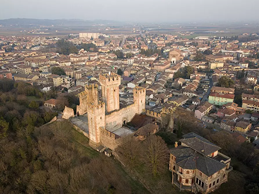 Immagine 25 di Appartamento in vendita  a Valeggio Sul Mincio