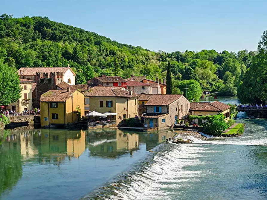 Immagine 26 di Appartamento in vendita  a Valeggio Sul Mincio