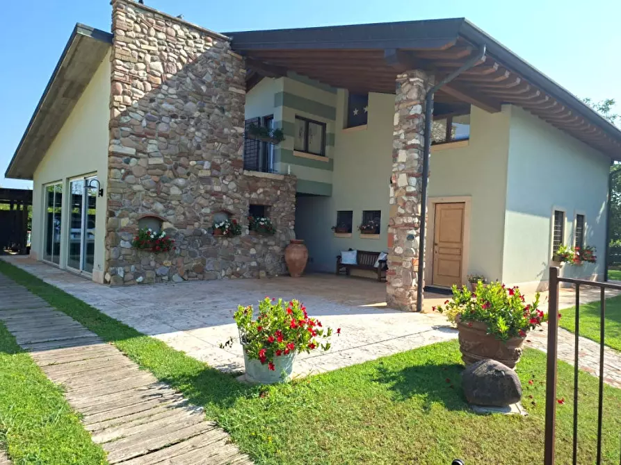 Immagine 1 di Villa in vendita  a Valeggio Sul Mincio