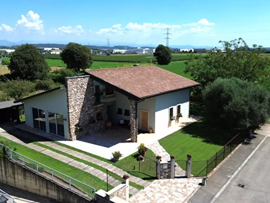 Immagine 2 di Villa in vendita  a Valeggio Sul Mincio