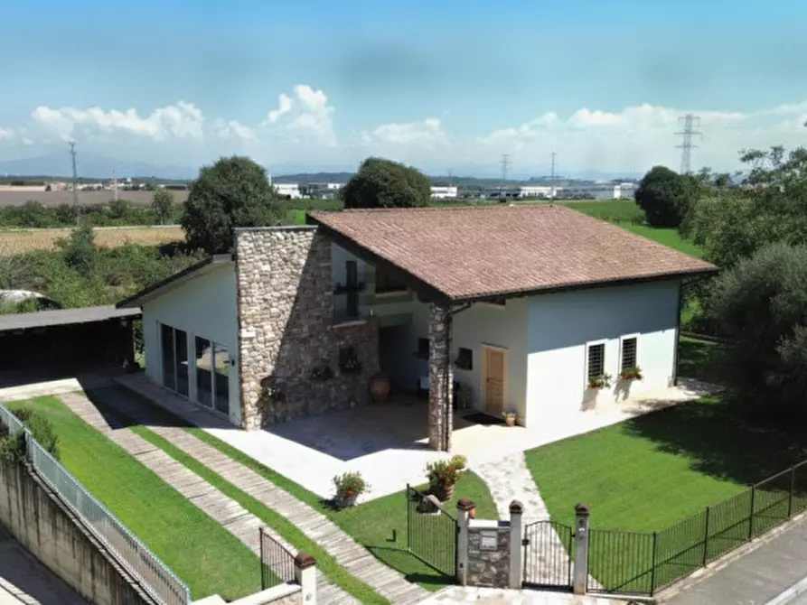 Immagine 2 di Villa in vendita  a Valeggio Sul Mincio