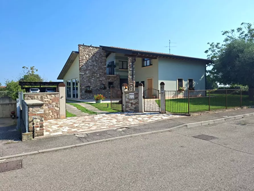 Immagine 3 di Villa in vendita  a Valeggio Sul Mincio