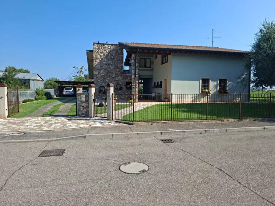 Immagine 7 di Villa in vendita  a Valeggio Sul Mincio