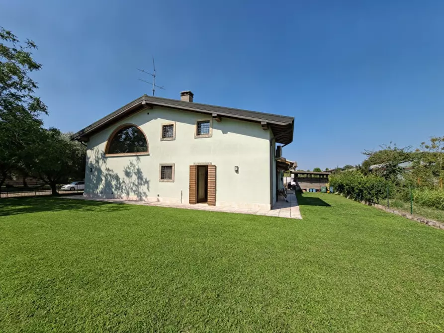Immagine 10 di Villa in vendita  a Valeggio Sul Mincio