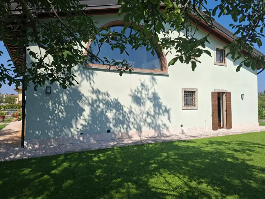 Immagine 12 di Villa in vendita  a Valeggio Sul Mincio