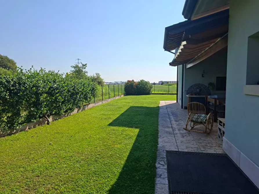 Immagine 14 di Villa in vendita  a Valeggio Sul Mincio