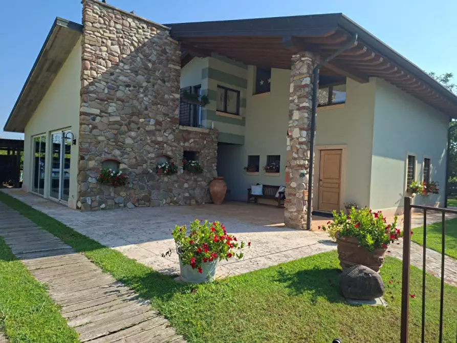 Immagine 15 di Villa in vendita  a Valeggio Sul Mincio
