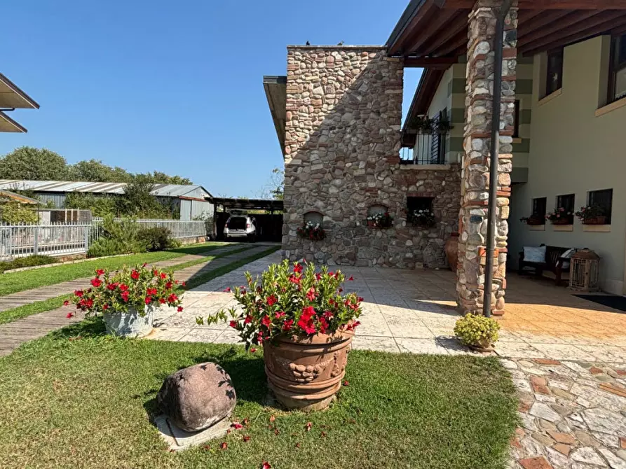 Immagine 16 di Villa in vendita  a Valeggio Sul Mincio