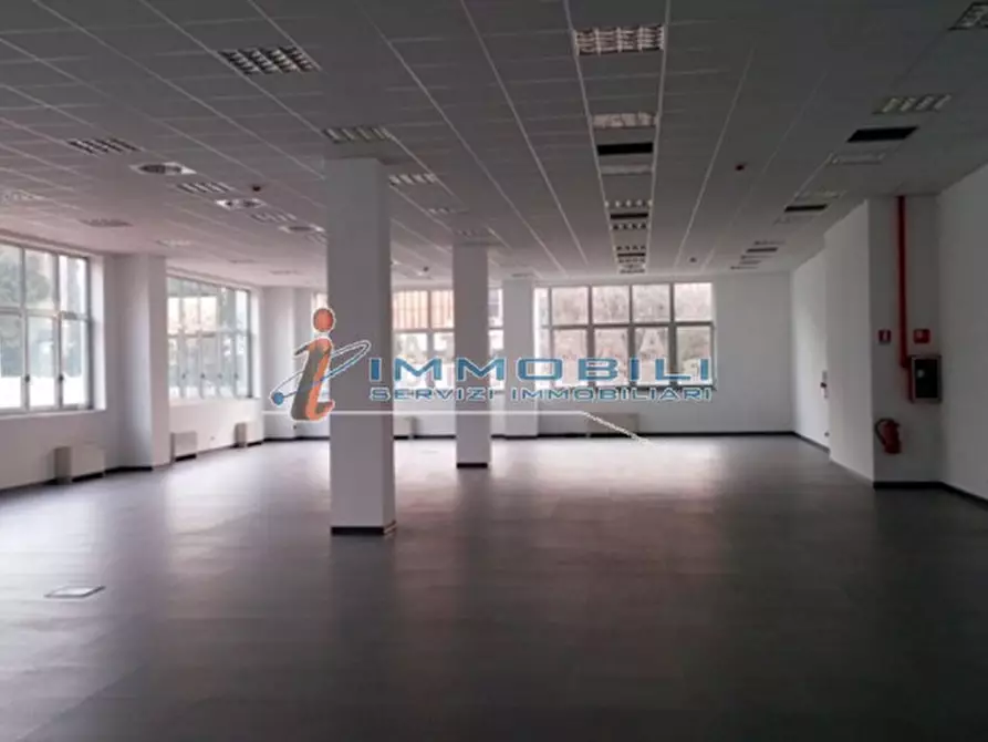 Immagine 4 di Palazzo in vendita  in VIA KOCH ROBERTO a Milano