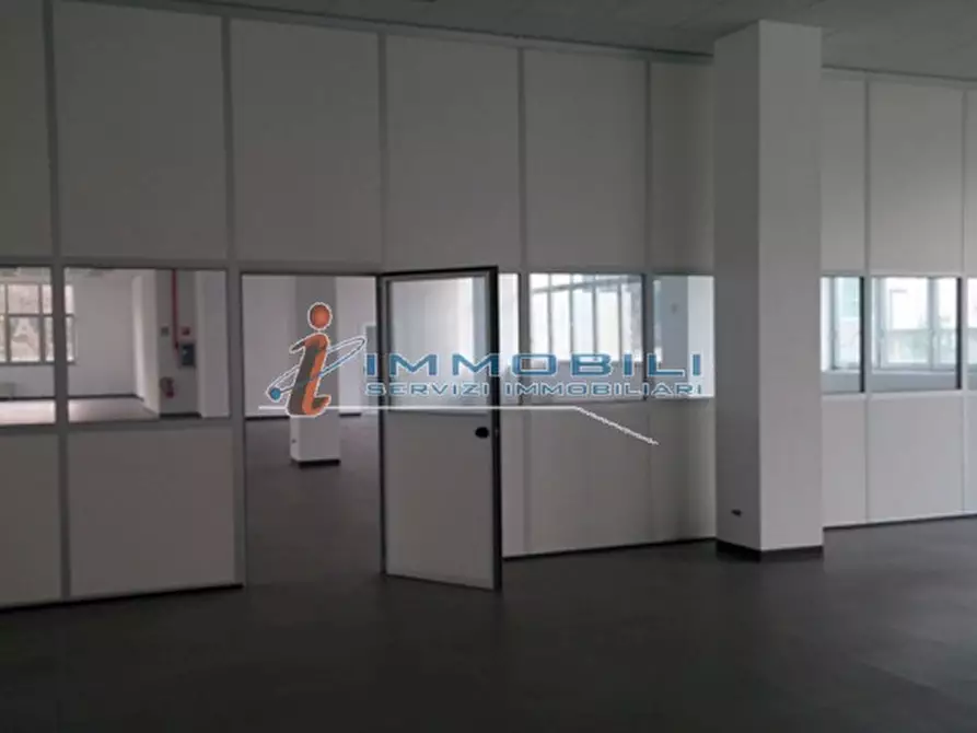 Immagine 10 di Palazzo in vendita  in VIA KOCH ROBERTO a Milano