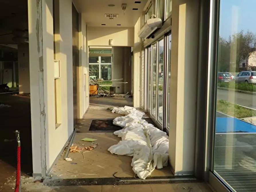 Immagine 10 di Negozio in vendita  in via Lambertini a Imola