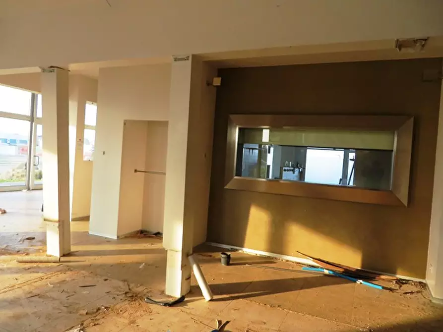 Immagine 11 di Negozio in vendita  in via Lambertini a Imola