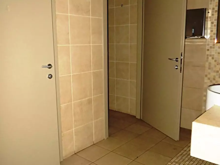 Immagine 13 di Negozio in vendita  in via Lambertini a Imola