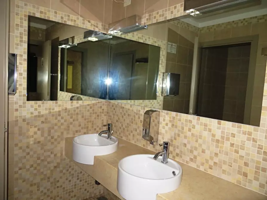 Immagine 14 di Negozio in vendita  in via Lambertini a Imola