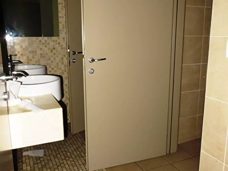 Immagine 15 di Negozio in vendita  in via Lambertini a Imola