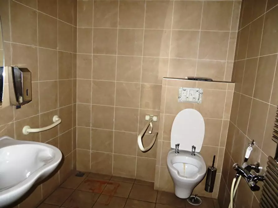 Immagine 16 di Negozio in vendita  in via Lambertini a Imola