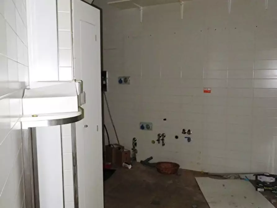 Immagine 17 di Negozio in vendita  in via Lambertini a Imola