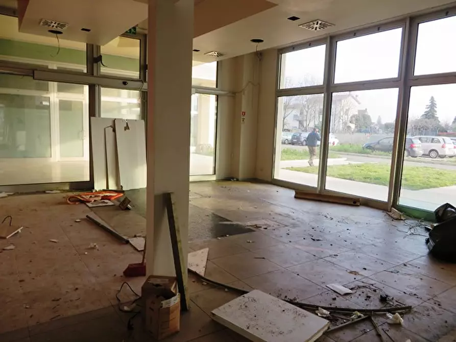 Immagine 18 di Negozio in vendita  in via Lambertini a Imola