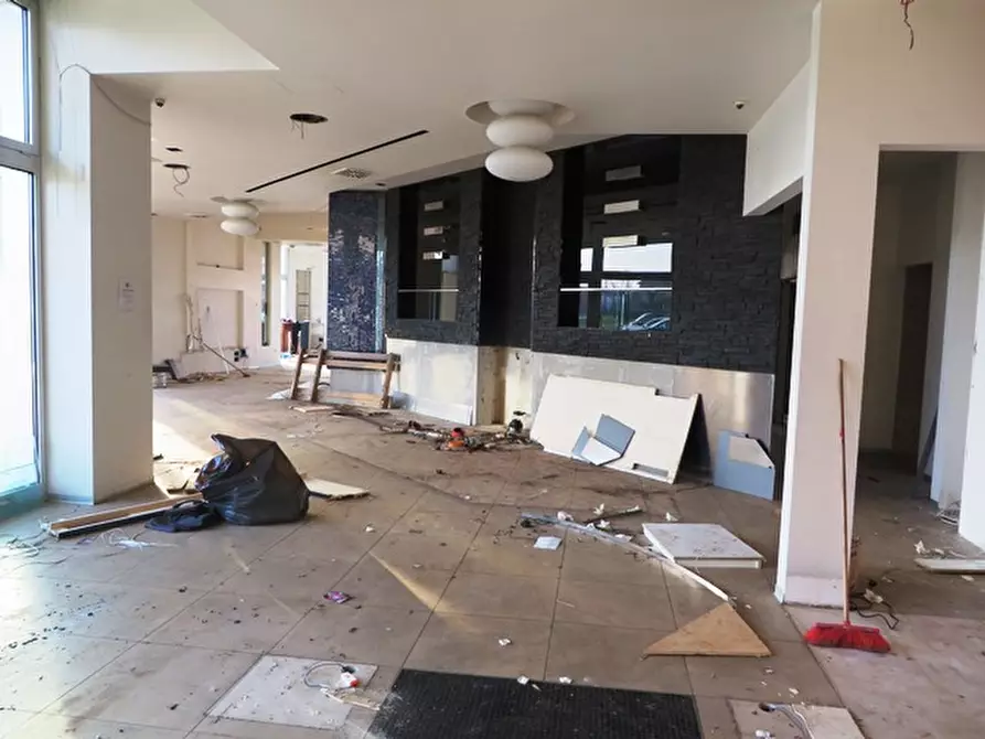 Immagine 19 di Negozio in vendita  in via Lambertini a Imola