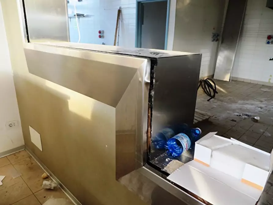 Immagine 21 di Negozio in vendita  in via Lambertini a Imola