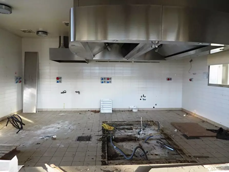 Immagine 22 di Negozio in vendita  in via Lambertini a Imola