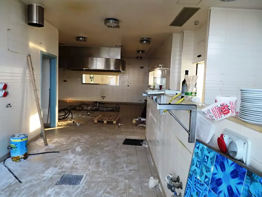 Immagine 23 di Negozio in vendita  in via Lambertini a Imola