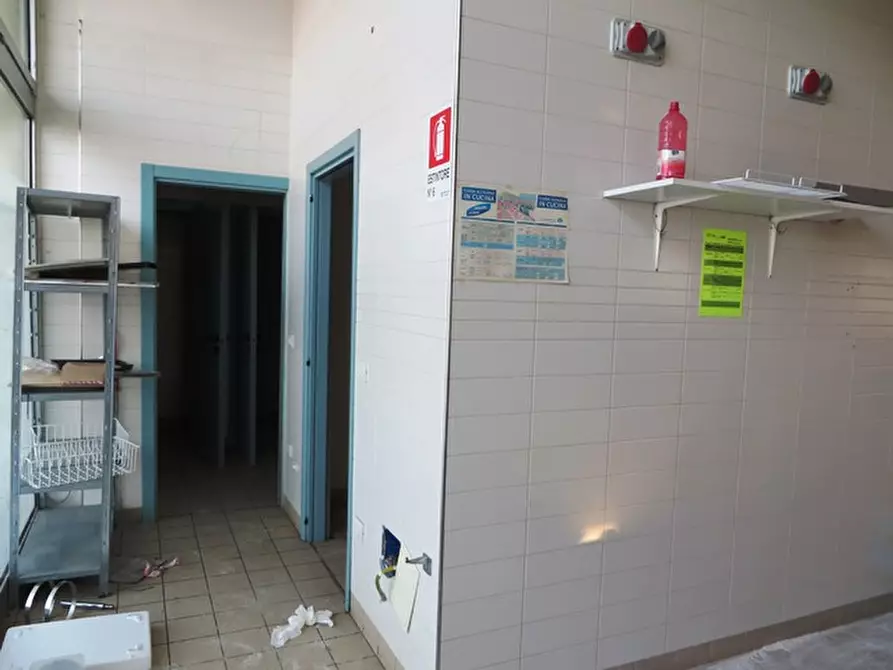 Immagine 24 di Negozio in vendita  in via Lambertini a Imola