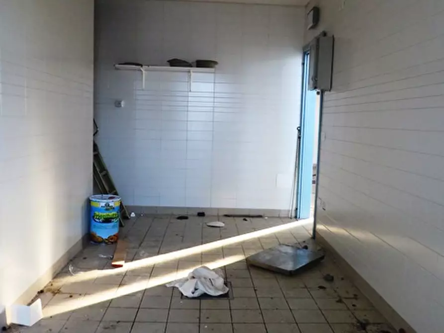 Immagine 25 di Negozio in vendita  in via Lambertini a Imola