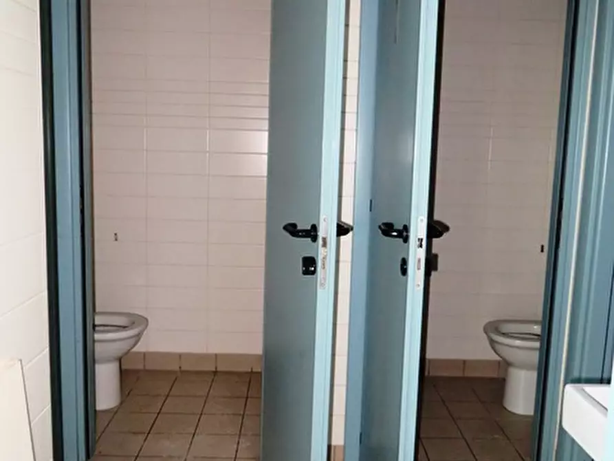 Immagine 26 di Negozio in vendita  in via Lambertini a Imola