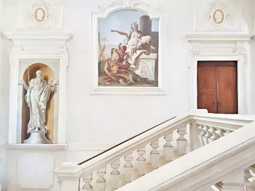 Immagine 1 di Palazzo in vendita  in Via Zabarella a Padova