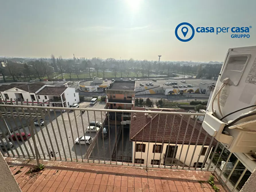 Immagine 30 di Appartamento in vendita  in Corso del Popolo 40 a Rovigo