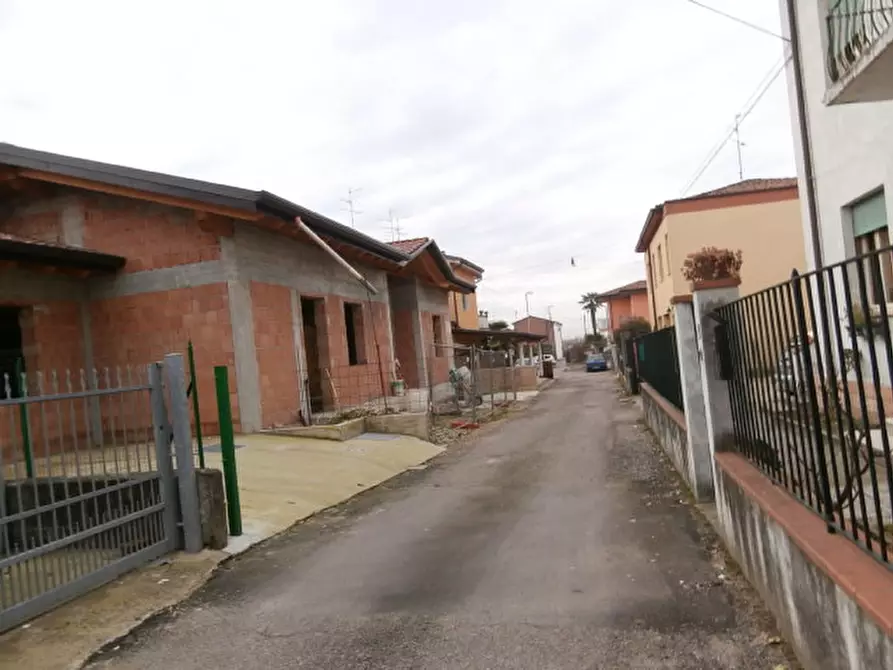 Immagine 2 di Villa in vendita  a Bovolone
