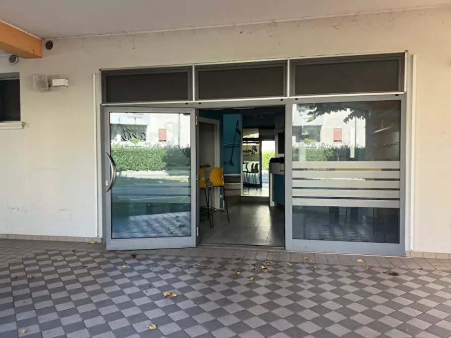 Immagine 1 di Negozio in vendita  in via Roma, 52 a Due Carrare