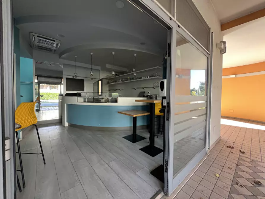 Immagine 2 di Negozio in vendita  in via Roma, 52 a Due Carrare