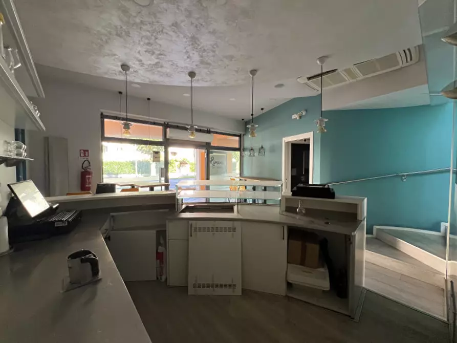 Immagine 5 di Negozio in vendita  in via Roma, 52 a Due Carrare