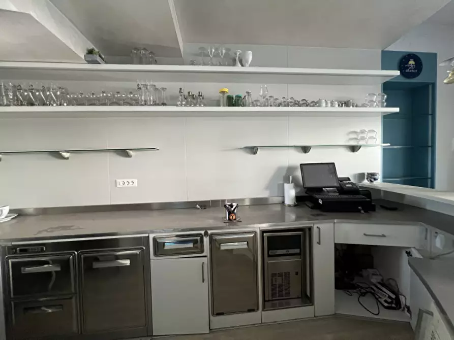 Immagine 8 di Negozio in vendita  in via Roma, 52 a Due Carrare