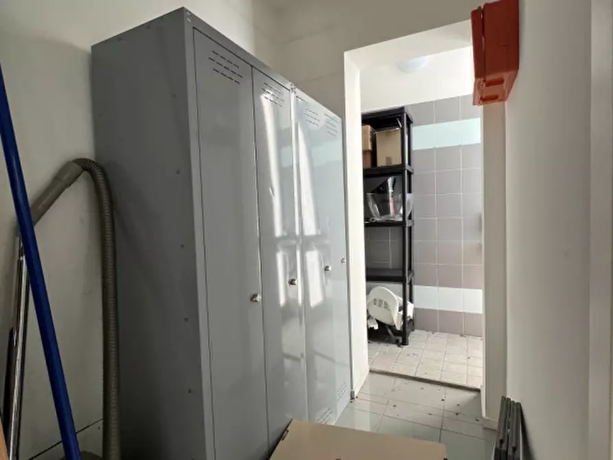 Immagine 9 di Negozio in vendita  in via Roma, 52 a Due Carrare