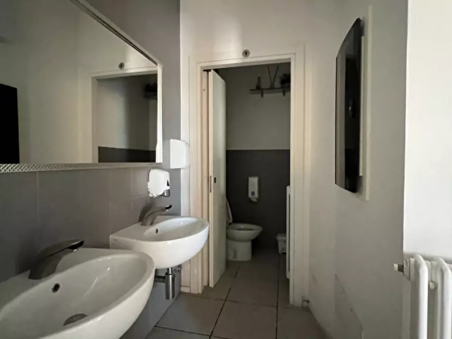 Immagine 10 di Negozio in vendita  in via Roma, 52 a Due Carrare