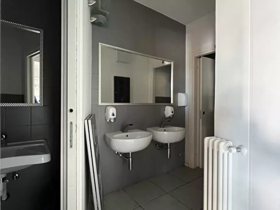 Immagine 11 di Negozio in vendita  in via Roma, 52 a Due Carrare