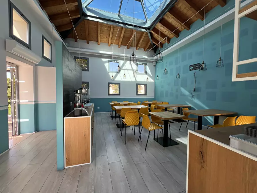 Immagine 12 di Negozio in vendita  in via Roma, 52 a Due Carrare