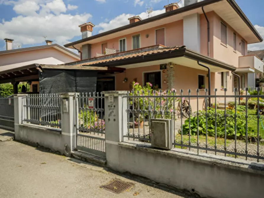 Immagine 3 di Casa bifamiliare in vendita  in Via Don Gaetano Torresin 7 a Due Carrare