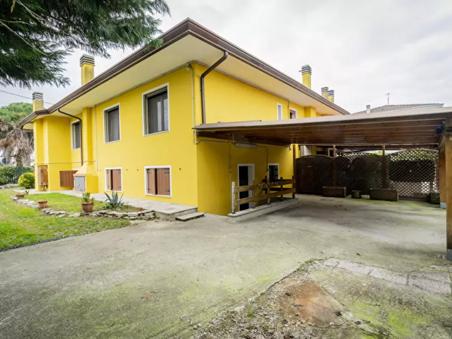 Immagine 7 di Casa bifamiliare in affitto  in Via Francesco Petrarca, 11 a Due Carrare