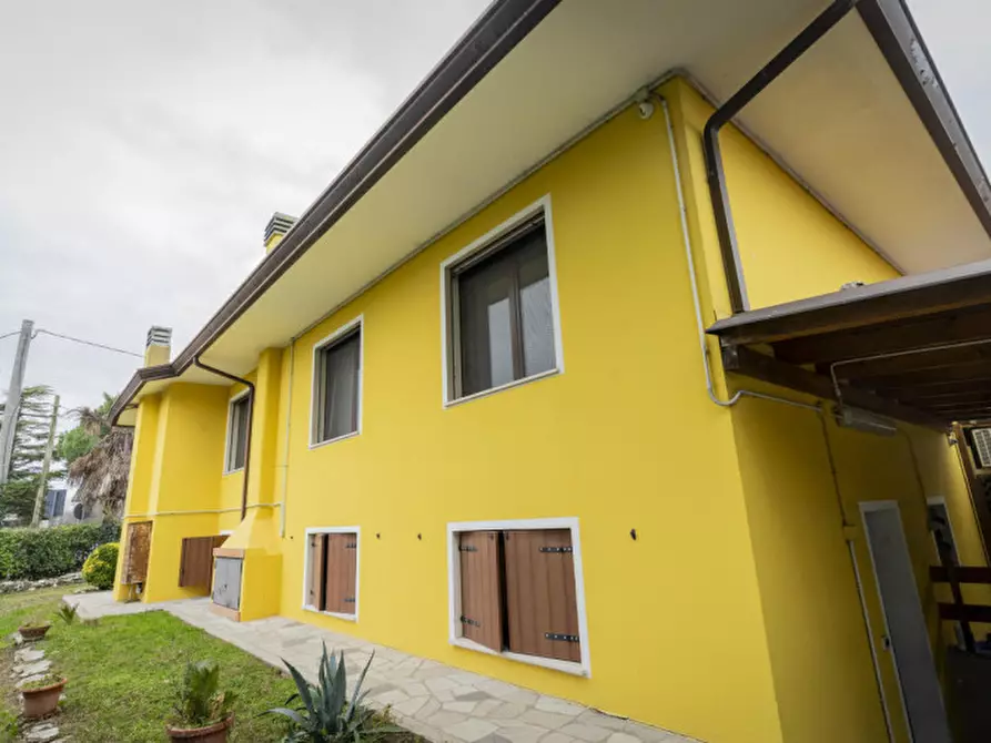 Immagine 9 di Casa bifamiliare in affitto  in Via Francesco Petrarca, 11 a Due Carrare