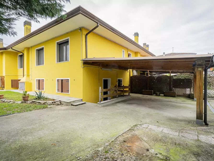 Immagine 33 di Casa bifamiliare in affitto  in Via Francesco Petrarca, 11 a Due Carrare