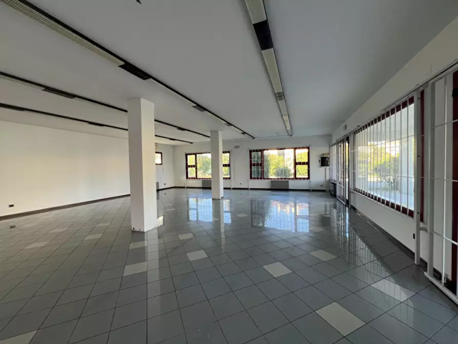 Immagine 3 di Negozio in vendita  in via Roma, 52 a Due Carrare