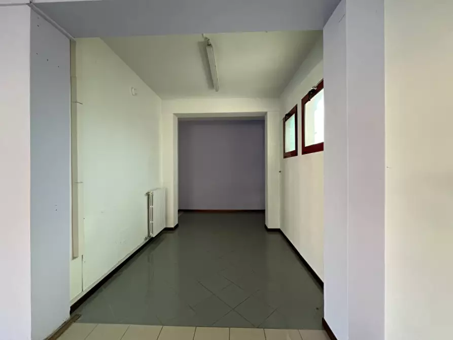 Immagine 4 di Negozio in vendita  in via Roma, 52 a Due Carrare