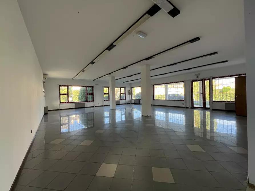 Immagine 5 di Negozio in vendita  in via Roma, 52 a Due Carrare