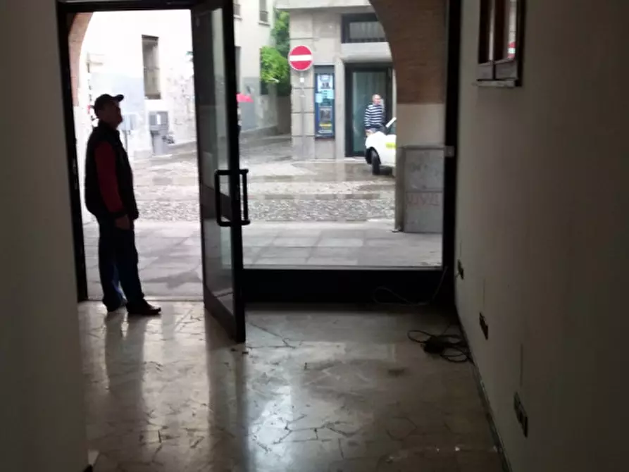 Immagine 3 di Negozio in affitto  a Padova
